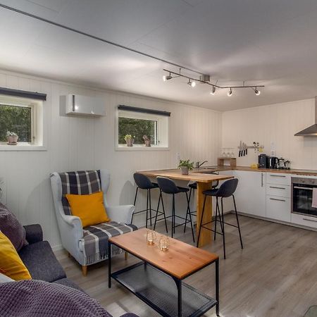 Spacious Two Bedroom Basement Apartment Флам Экстерьер фото